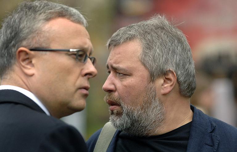 На фото: владелец основного пакета акций "Новой газеты" Александр Лебедев* и главный редактор "Новой Газеты" Дмитрий Муратов (слева направо) во время похорон убитой журналистки Анны Политковской на Троекуровском кладбище