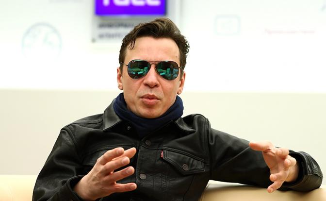 На фото: музыкант Найк Борзов во время интервью.