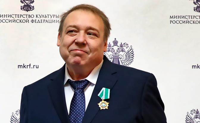 На фото: актер Александр Семчев, удостоенный Ордена Дружбы, (слева направо) на церемонии награждения.