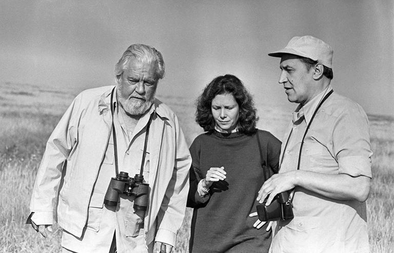 На фото: английский натуралист и писатель Джеральд Даррел, его супруга Ли Даррел и ведущий популярной телевизионной программы "В мире животных" Николай Николаевич Дроздов во время съемок телепрограммы "Охрана окружающей среды в СССР", 1985