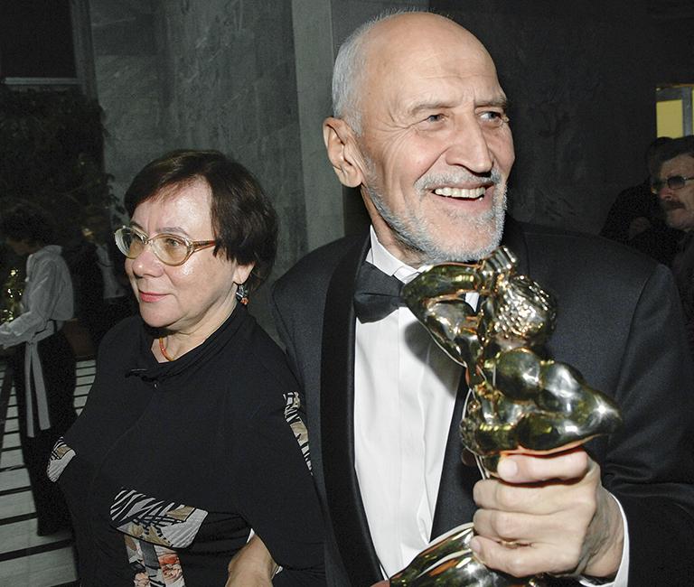 На фото: телеведущий Николай Дроздов с супругой Татьяной после завершения церемонии награждения победителей конкурса "ТЭФИ-2007" в номинациях категории "Лица"