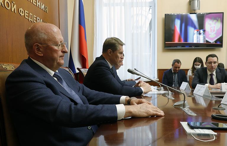 На фото: директор Центра им. Гамалеи Александр Гинцбург и министр здравоохранения РФ Михаил Мурашко (слева направо) во время брифинга, 2020