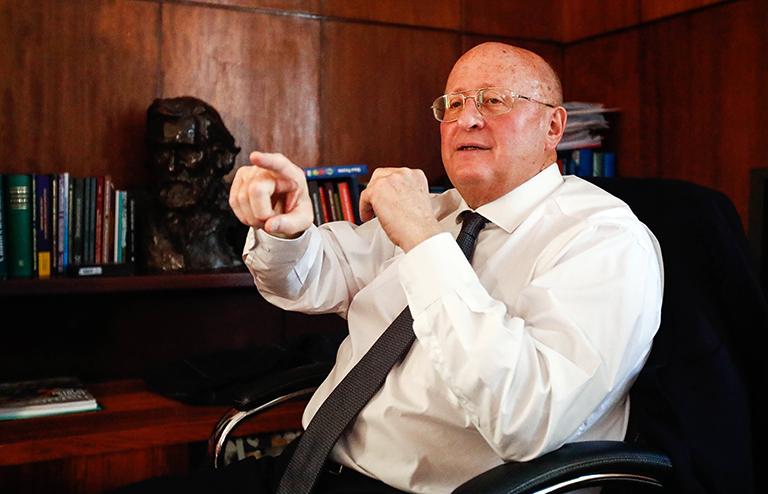 На фото: директор Национального исследовательского центра эпидемиологии и микробиологии имени Н.Ф. Гамалеи Александр Гинцбург во время эксклюзивного интервью, 2021