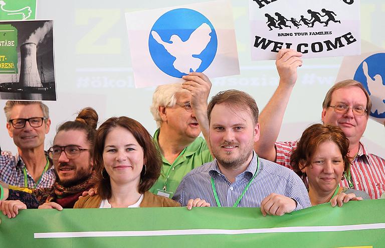 На фото: депутат Бундестага Анналена Баербок (впереди слева), председатель земли Клеменс Росток (впереди справа) и другие делегаты держат транспаранты и вывески на съезде партии земли Альянс 90 / Зеленые Бранденбурга? 2017