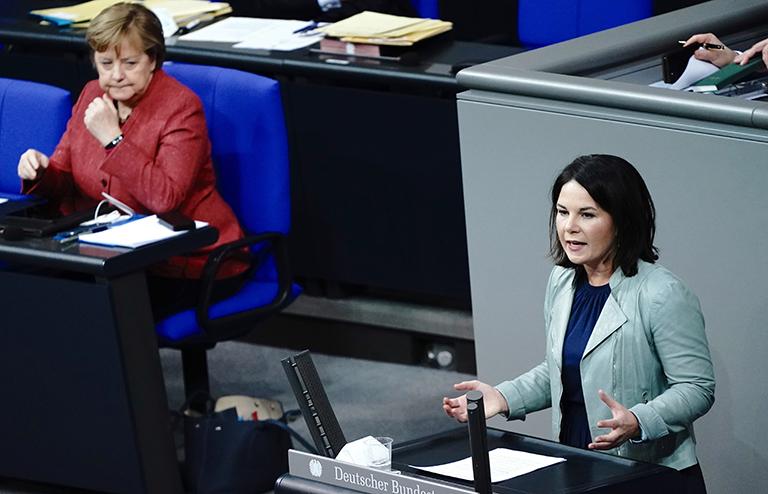 На фото: Анналена Баербок (справа), федеральный председатель Альянса 90 / Die Gr&uuml;nen, выступает вместе с канцлером Ангелой Меркель (ХДС) во время общих дебатов по федеральному бюджету в Бундестаг, 2020
