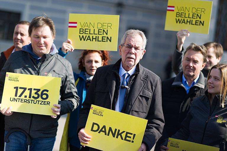 На фото: кандидат на президентских выборах Александр Ван дер Беллен от партии зеленых перед офисом президента в Вене, Австрия