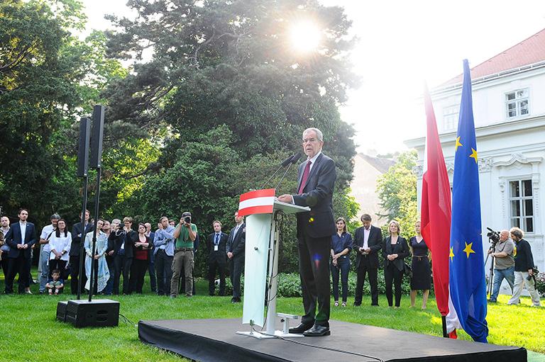 На фото: независимый кандидат Александр Ван дер Беллен победил на выборах президента Австрии, 2016