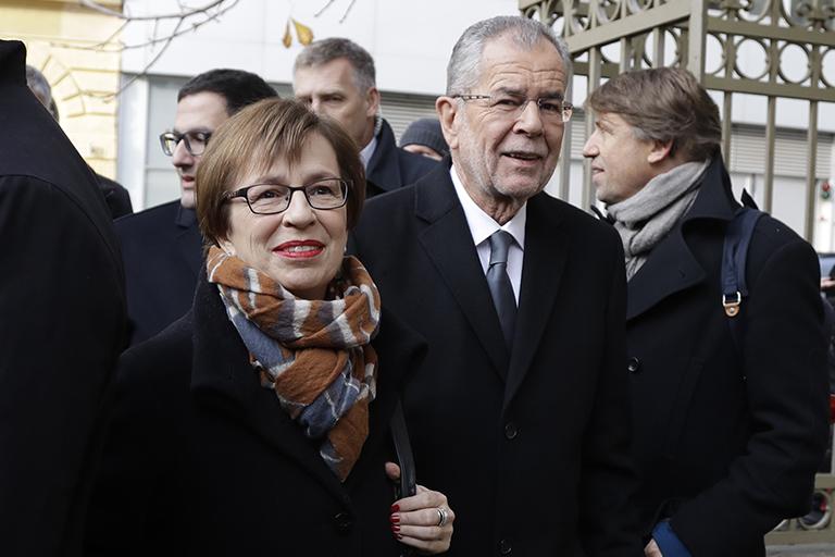 На фото: Александр Ван дер Беллен со своей супругой Дорис Шмидауэр