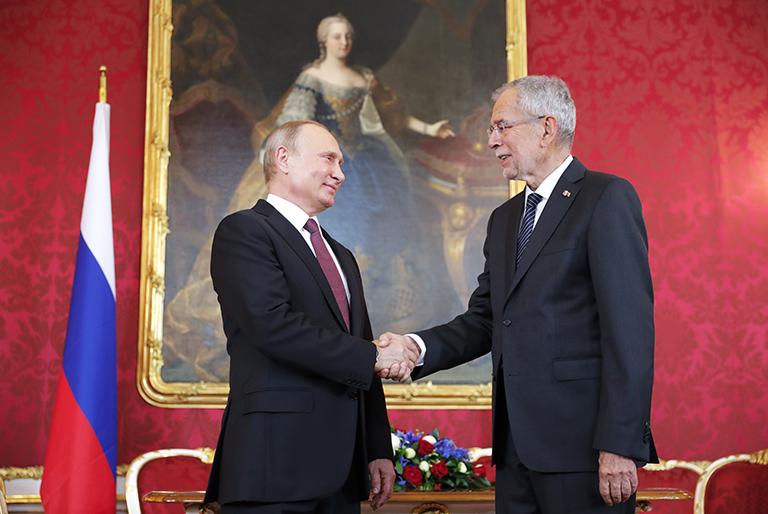 На фото: президент РФ Владимир Путин и президент Австрии Александр Ван дер Беллен (слева направо) во время встречи во дворце Хофбург
