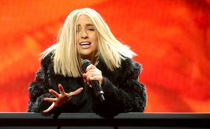 На фото: певица Мари Краймбрери на XXV церемонии вручения национальной музыкальной премии "Золотой граммофон" на сцене "ВТБ Арены", 2020 год