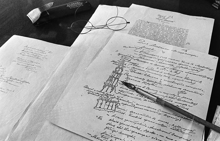 На фото: ручка и очки, принадлежавшие Федору Михайловичу Достоевскому, представленные в одном из залов Музея-квартиры писателя