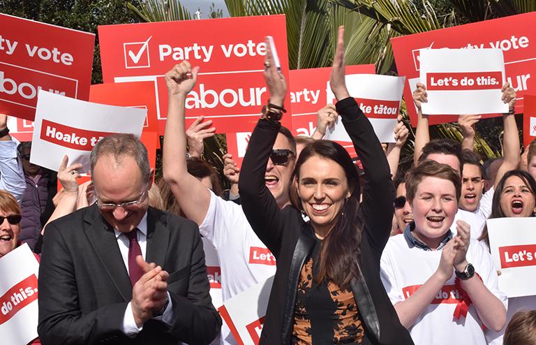 На фото: лидер Лейбористской партии Джасинда Ардерн объявляет о политике партии в квартале Виньярд в Окленде, Новая Зеландия, 6 августа 2017 г. 