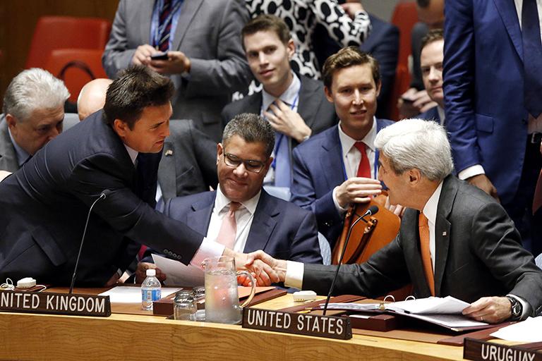 Министр иностранных дел Украины Павел Климкин пожимает руку госсекретарю США Джону Керри перед заседанием Совета Безопасности ООН 