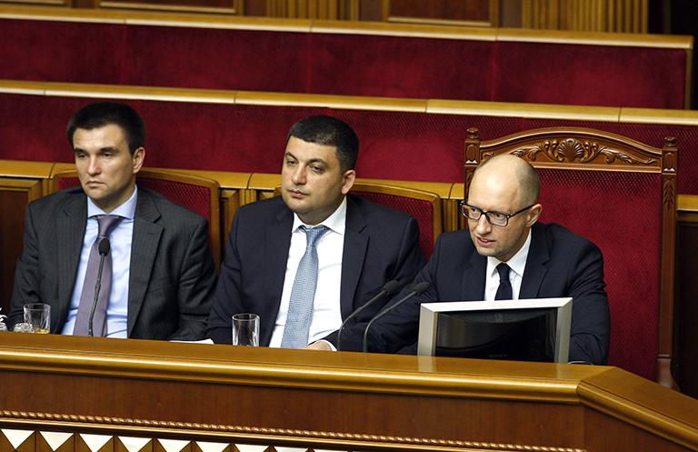 Министр иностранных дел Украины Павел Климкин, вице-премьер Украины Владимир Гройсман и назначенный Верховной радой Украины премьер-министр Арсений Яценюк (слева направо) на заседании Верховной Рады, 12 августа 2014 года