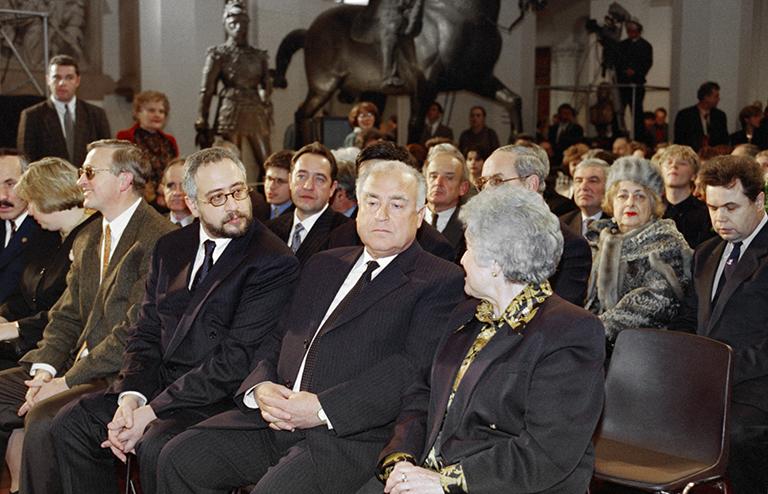 На фото: тележурналист Николай Сванидзе, председатель правительства РФ Виктор Черномырдин, актриса Вера Васильева (слева направо) на презентации канала "Культура" в Государственном музее изобразительных искусств имени Пушкина, 1997