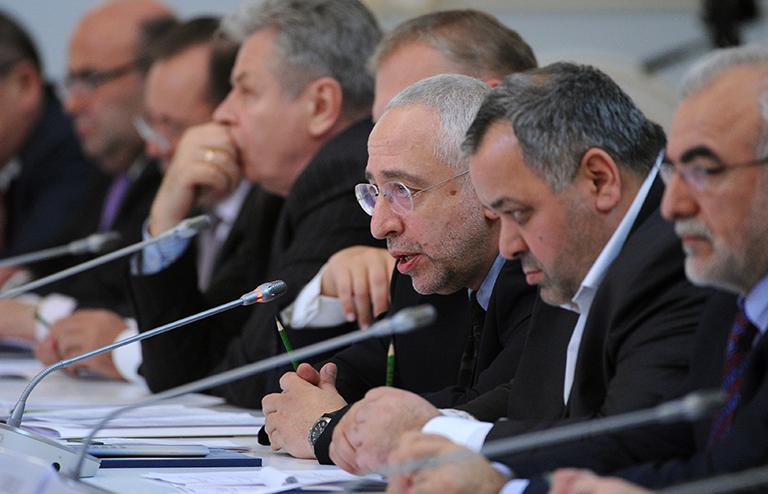 На фото: председатель Комиссии по межнациональным отношениям и свободе совести Николай Сванидзе (третий справа) во время заседания Совета при президенте РФ по межнациональным отношениям, 2013