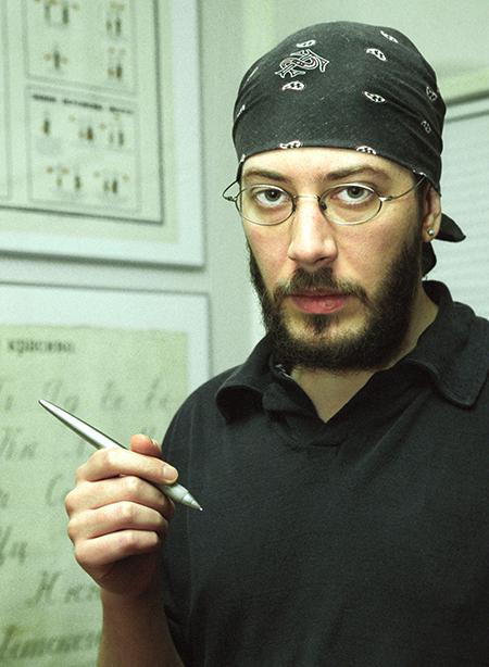 На фото: Артемий Лебедев за работой в своей дизайн-студии, 2003