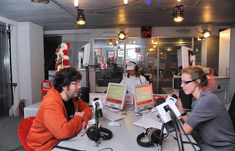 На фото: хдожественный руководитель &laquo;Студии Артемия Лебедева&raquo; дизайнер Артемий Лебедев и Ксения Собчак во время записи программы &laquo;Будни Барабаки&raquo; на радиостанции &laquo;Серебряный дождь&raquo;