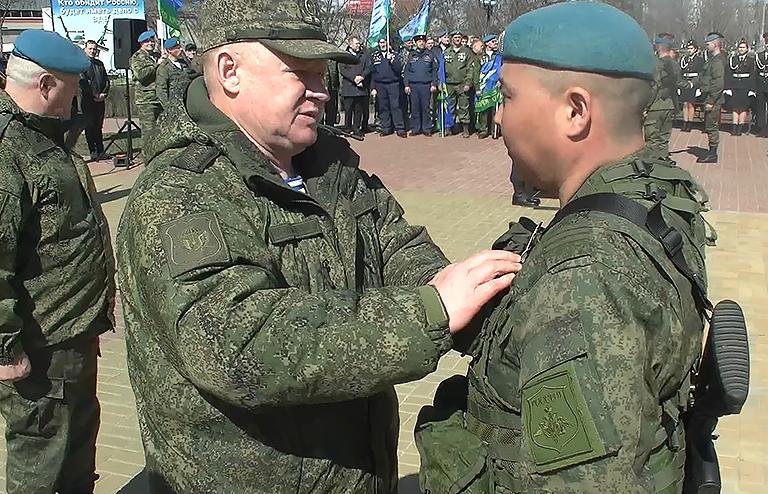 На фото: командующий Воздушно-десантными войсками РФ генерал-полковник Андрей Сердюков (слева) во время церемонии награждения военнослужащих ВДВ орденами Мужества, которые проявивили мужество и героизм в ходе специальной военной операции, 2022