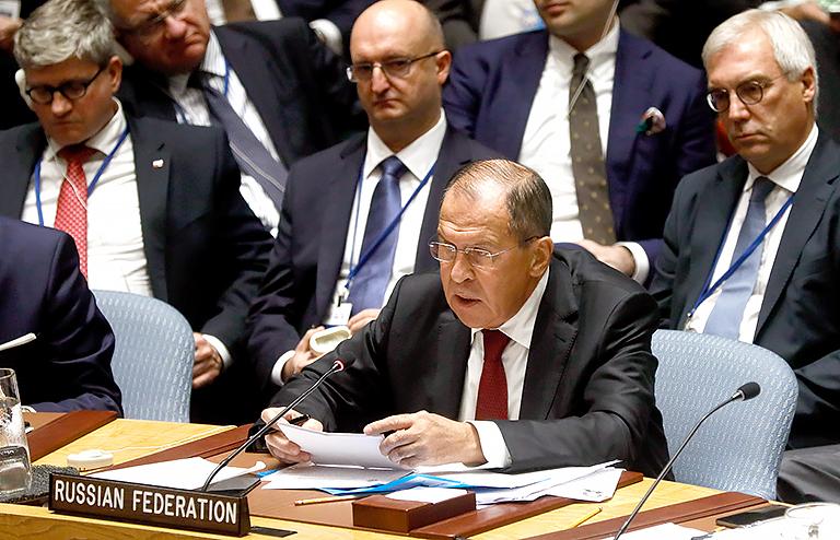 На фото: министр иностранных дел России Сергей Лавров (в центре на первом плане) и заместитель министра иностранных дел РФ Александр Грушко (справа) на заседании Совета безопасности ООН, 2018