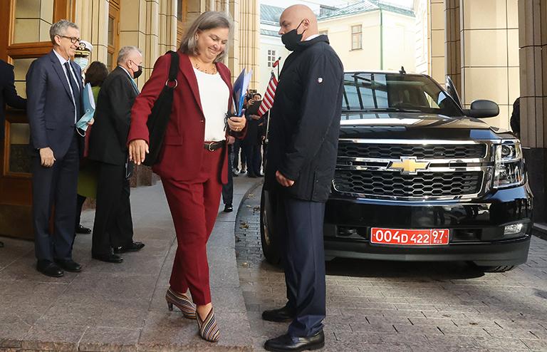 На фото: заместитель государственного секретаря США Виктория Нуланд у здания МИД РФ, 2021