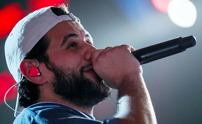 На фото: участник рэп-дуэта HammAli & Navai Наваи Бакиров (Navai) во время выступления