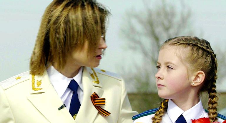 Наталья Поклонская с дочерью Анастасией в кадре из музыкального клипа на песню "От героев былых времен" из фильма "Офицеры", 2016 год