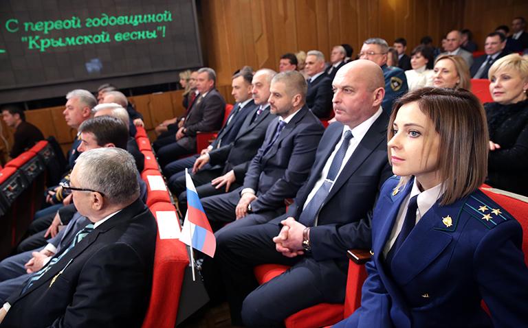 Прокурор Крыма Наталья Поклонская (справа) на торжественном заседании Госсовета Республики Крым, посвященном годовщине воссоединения Крыма и Севастополя с Россией, 2015 год