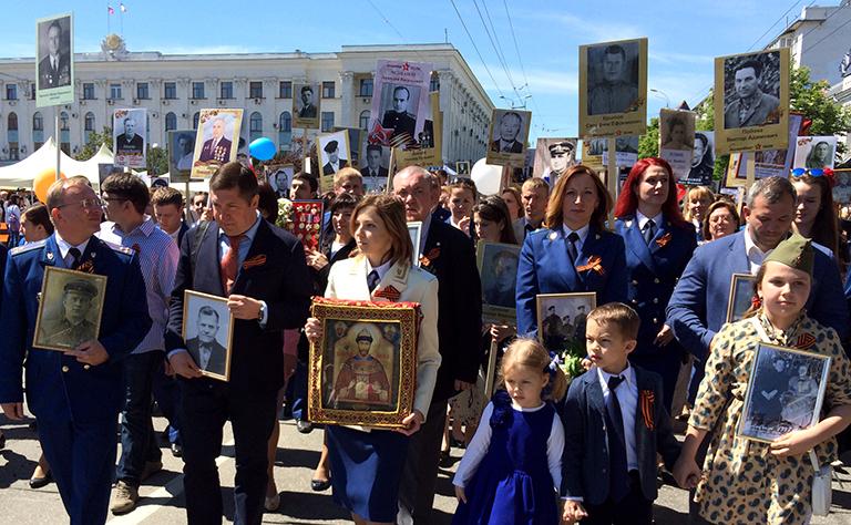 Прокурор Крыма Наталья Поклонская (в центре на первом плане) на акции памяти "Бессмертный полк" в День Победы, Россия, Симферополь, 9 мая 2016 года