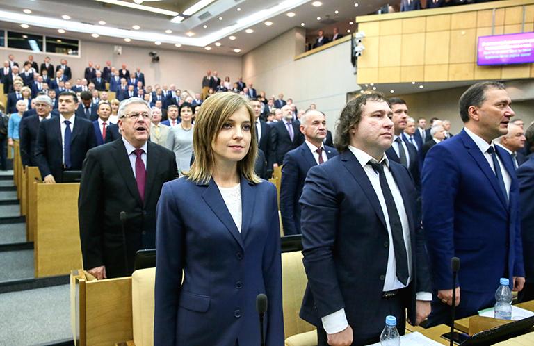 Депутат Госдумы РФ Наталья Поклонская во время исполнения гимна на первом пленарном заседании Государственной думы РФ седьмого созыва, 2016 год