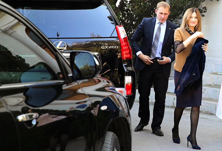 Прокурор республики Крым Наталья Поклонская во время посещения Ливадийского дворца, Россия, Ялта, 22 октября 2014 года