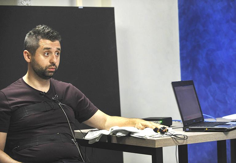 На фото: Давид Арахамия, лидер парламентской фракции &laquo;Слуги народа&raquo;, проходит проверку на полиграфе. В Офисе президента Украины призвали депутатов от президентской партии &laquo;Слуга народа&raquo; пройти проверку на полиграфе. По сообщениям украинских СМИ, Офис Президента Украины подозревал 11 депутатов в получении взятки в размере 30 тысяч долларов США каждый за голосование против одного антикоррупционного законопроекта на заседании Комитета Верховной Рады Украины, 2019 год