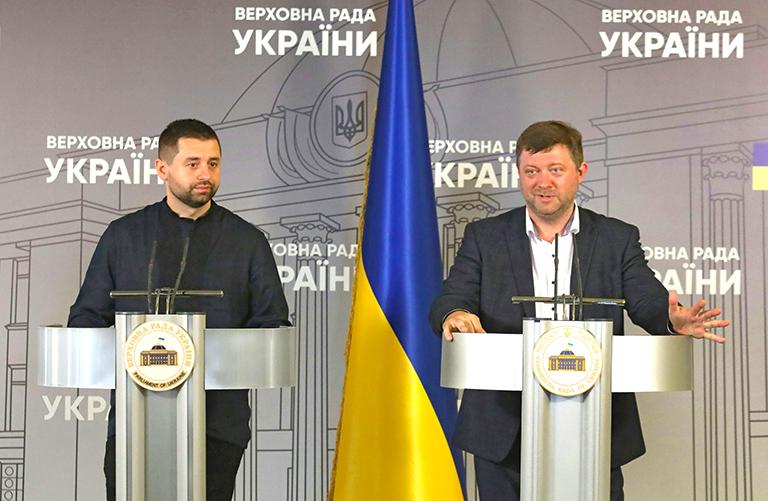 На фото: лидер парламентской фракции "Слуга народа" Давид Арахамия и председатель партии "Слуга народа" Александр Корниенко (слева направо) на пресс-конференции "Первый год монобольшинства: Итоги", 2020 год