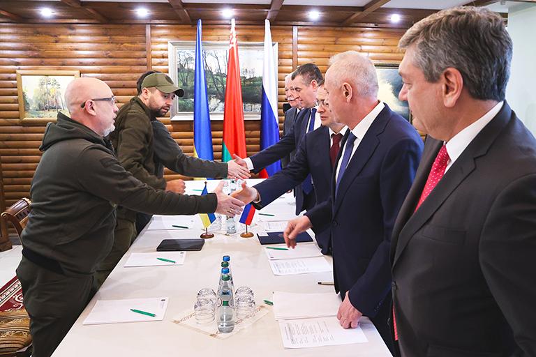 На фото: заместитель министра иностранных дел России Андрей Руденко, заместитель министра обороны России Андрей Фомин, помощник президента России Владимир Мединский, Леонид Слуцкий, председатель комитета Государственной Думы РФ по международным делам, посол России в Беларуси Борис Грызлов ( РС) и министр обороны Украины Алексей Резников, председатель фракции Политической партии "Слуга народа" в Верховной Раде Украины Давид Арахамия (ЛР) накануне российско-украинских переговоров в Беловежской пуще Парк. Первый раунд переговоров прошел в Гомельской области Беларуси 28 февраля 2022 года