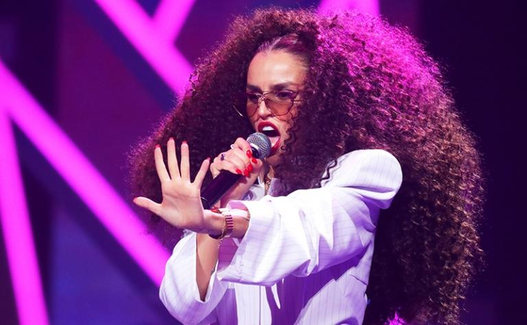 На фото: певица Zivert (Юлия Зиверт) во время выступления на концерте