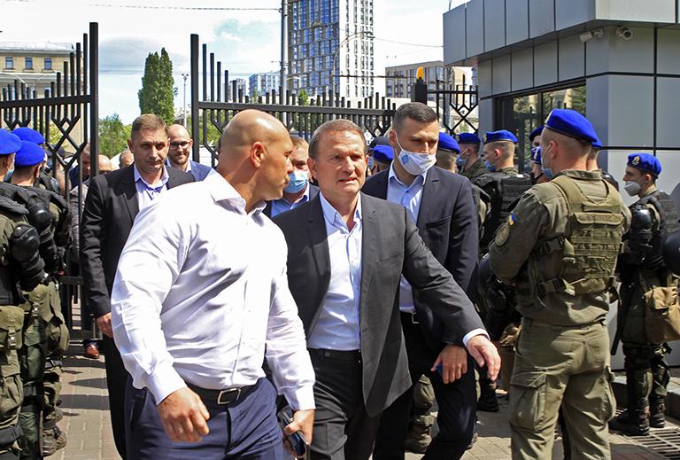 На фото: депутат партии ОПЗЖ Илья Кива и глава политического совета украинской партии "Оппозиционная платформа — За жизнь" (ОПЗЖ) Виктор Медведчук (слева направо на первом плане), подозреваемый по статьям УК Украины "Государственная измена" и "Нарушение законов и обычаев войны", перед рассмотрением апелляции на избрание меры пресечения в Киевском апелляционном суде, 2021 год