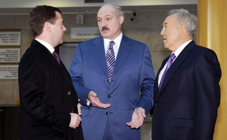 Президент РФ Дмитрий Медведев, президент Белоруссии Александр Лукашенко и президент Казахстана Нурсултан Назарбаев (слева направо). Белоруссия. 29 ноября 2009 г.