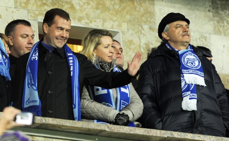 Дмитрий Медведев (второй слева) с супругой Светланой и губернатор Санкт-Петербурга Георгий Полтавченко (справа) на матче Лиги чемпионов: &laquo;Зенит&raquo; (Санкт-Петербург) &ndash; &laquo;Шахтер&raquo; (Донецк). 