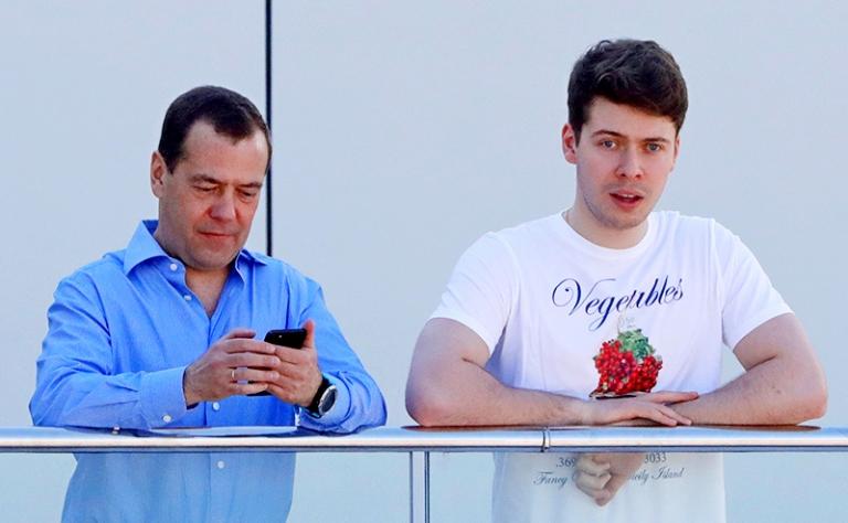 На фото: премьер-министр РФ Дмитрий Медведев с сыном Ильей (слева направо) на Гран-при России "Формулы-1" на территории гоночного комплекса "Сочи Автодром", 2017 год.