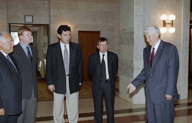 На фото: президент Российской Федерации Борис Николаевич Ельцин, руководитель администрации Президента Валентин Юмашев, первые заместители председателя правительства Борис Немцов и Анатолий Чубайс, председатель правительства Виктор Черномырдин (справа налево) во время встречи, 1997