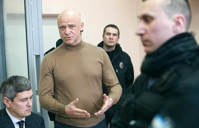 На фото: городской голова Одессы Геннадий Труханов (С), подозреваемый в растрате бюджета Одессы во время слушания дела об освобождении под залог в Соломенском районном суде Киева, 2018