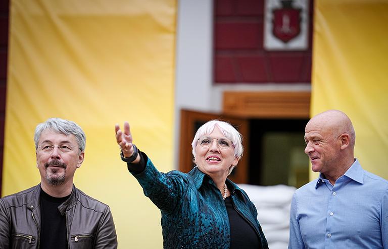 На фото: Клаудия Рот (B&uuml;ndnis 90/Die Gr&uuml;nen), государственный министр культуры и СМИ, осматривает старый город украинского портового города Одессы на Черном море вместе с Геннадием Трухановым (справа), мэром Одессы, и министром культуры Украины Александром Ткаченко