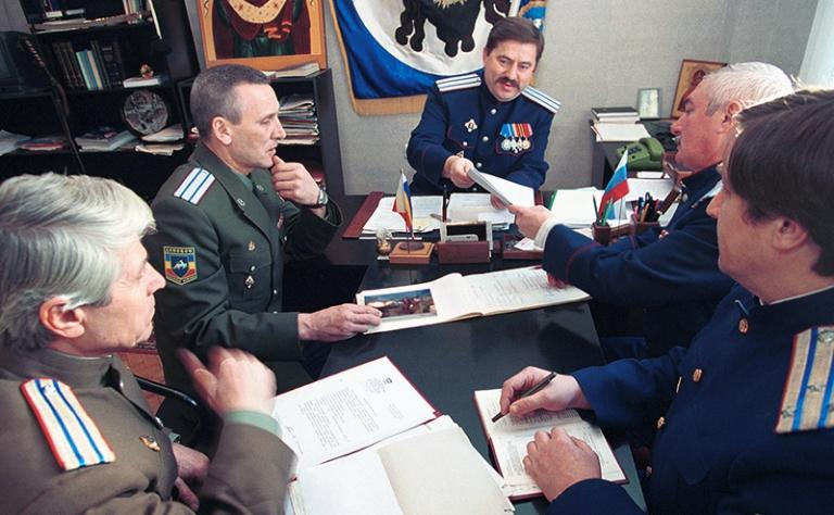 На фото: на первом заседании комитета по выдвижению Владимира Путина кандидатом на должность президента РФ.. В центре - Виктор Водолацкий, 2000