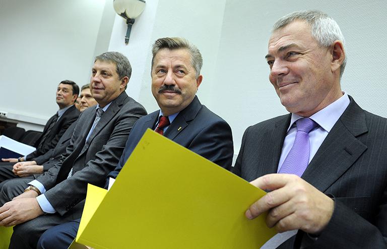 На фото: депутаты Валентин Чайка, Виктор Водолацкий и Александр Богомаз (справа налево) во время получения мандатов депутата Госдумы шестого созыва в Центризбиркоме РФ, 2012