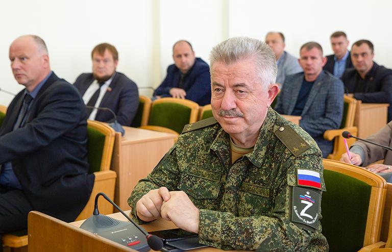 На фото: первый заместитель председателя комитета Госдумы РФ по делам СНГ, евразийской интеграции и связям с соотечественниками Виктор Водолацкий во время заседания Народного Совета ЛНР, где рассматривается вопрос о проведении референдума по вопросу о вхождении Луганской Народной Республики в состав Российской Федерации