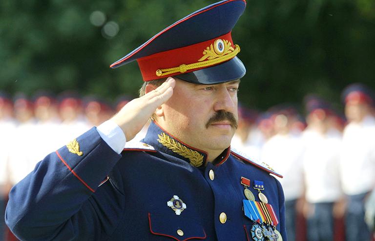 На фото: атаман войскового казачьего общества Всевеликого Войска Донского, заместитель губернатора Ростовской области Виктор Водолацкий (на снимке) во время проходившего сегодня на Соборной площади Новочеркасска губернаторского смотра муниципальных казачьих дружин