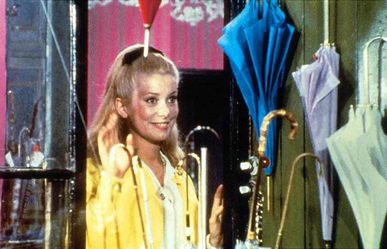 На фото: Катрин Денев в фильме Шербурские зонтики