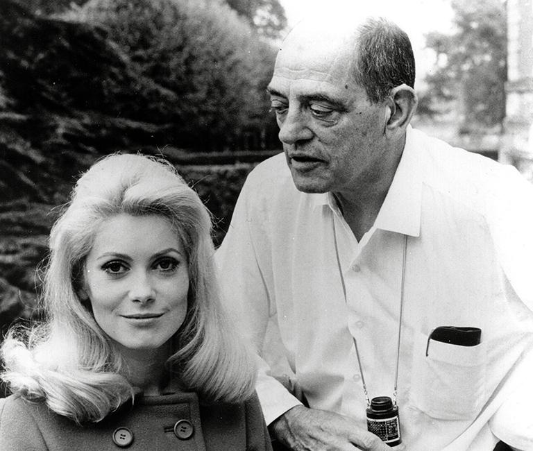На фото: Катрин Денев, режиссер Луис Бунюэль "Красавица дня" (1967)