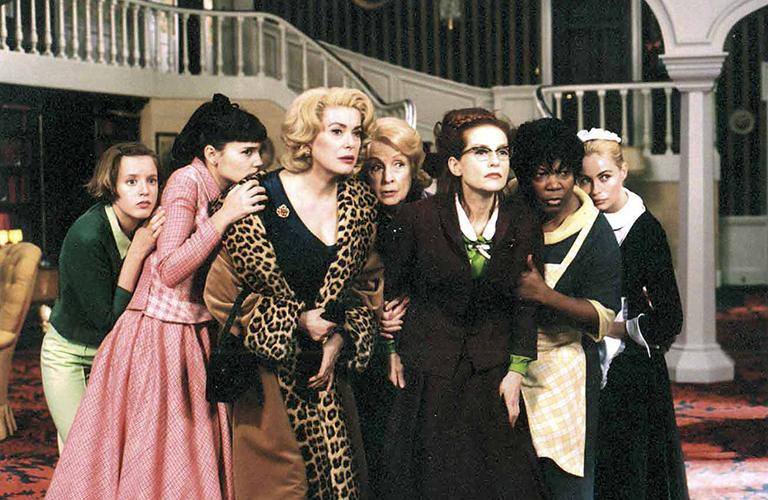 На фото: кадр фильма "8 женщин", 2002