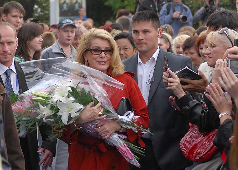 На фото: французская актриса Катрин Денев (в центре) перед началом встречи с кинозрителями в рамках VII Международного кинофестиваля "Меридианы Тихого", Владивосток, 2009